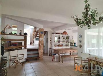 Casa · 140m² · 3 Quartos · 2 Vagas · Linda casa em condomínio fechado com 140m² de área útil, 3 suítes, 2 vagas