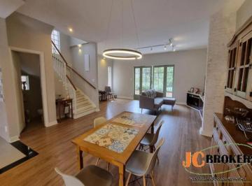 Casa · 260m² · 3 Quartos · 5 Vagas · Casa assobradada com 260 m² de terreno, 3 Dormitórios, sendo 1 suíte, Garagem com 5 vagas