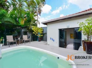 Casa · 413m² · 4 Quartos · 3 Vagas · Casa com 413 m², Sala em dois ambientes, 4 dormitórios sendo 3 suítes, 3 vagas