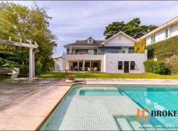 Casa · 750m² · 5 Quartos · 4 Vagas · Excelente casa com 750 m², sala em dois ambientes, 4 vagas, 5 suítes
