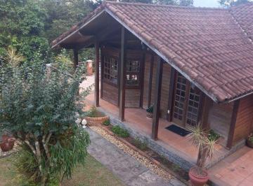 Casa de 3 quartos, Guapimirim · Linda casa linear, tipo chalé de madeira, 3 quartos (1 suíte), 2 salas, piscina