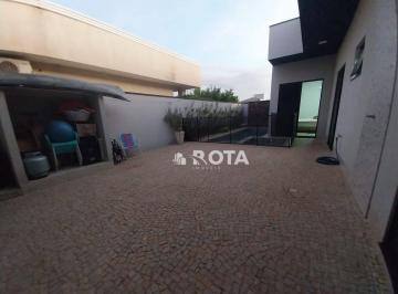 a66033e6cd4b61761bba5c36c870dcbae2845f4f · Casa com 3 quartos (1 suíte tradicional + 2 suítes americanas) + piscina aquecida de pastilhas