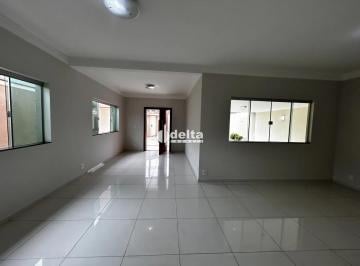 Casa · 400m² · 4 Quartos · 4 Vagas · Casa com 4 quarto sendo suítes disponível para venda no bairro Brasil em Uberlândia-MG