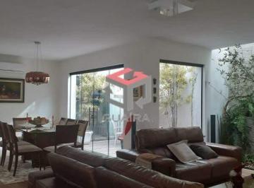 Casa · 220m² · 3 Quartos · 2 Vagas · Casa com 220 m² localizado no bairro Campo Belo em São Paulo/SP.