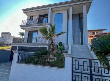 Casa · 349m² · 4 Quartos · 3 Vagas · Casa de alto padrão com 4 quartos sendo 3 suítes