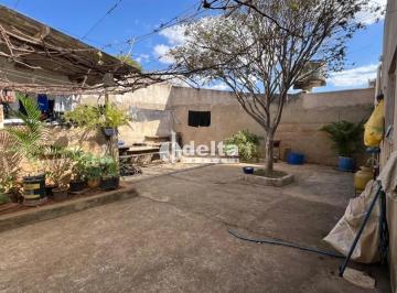 Casa · 250m² · 3 Quartos · 2 Vagas · Casa disponível para venda no bairro Laranjeiras em Uberlândia MG