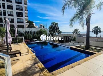 Piscina com espreguiçadeiras e guarda-sóis · Casa 3 andares de 250,88m², com elevador novo