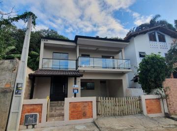 Casa de 4 quartos, Florianópolis · Casa nos Açores - Amplo terreno e natureza ao redor, a 800m da praia!