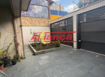 Casa · 240m² · 3 Quartos · 5 Vagas · Casa Térrea no Tatuapé: 3 dormitórios, 1 suíte, 5 vagas e quintal. Próxima ao Metrô e parques!