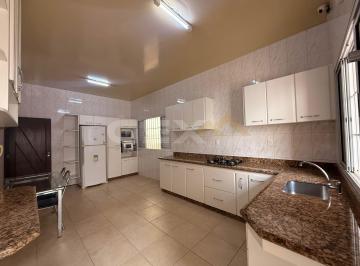 Casa · 238m² · 2 Quartos · 2 Vagas · Casa à venda no bairro São José, 2 suítes, espaço gourmet e 2 vagas.
