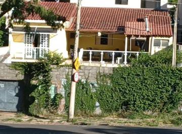 Foto 01 · Casa com Churrasqueira e Varanda em Localização Privilegiada