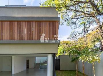 Casa · 550m² · 5 Vagas · Vende-se casa em condomínio belo e aconchegante.