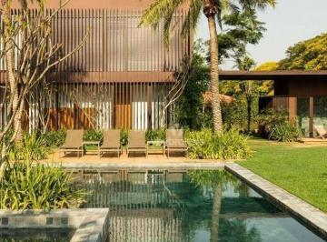 b7cd5cb47d081673aa656d8a71c6f9f1bcbb50ec · Casa contemporânea e integrada à natureza