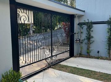 Acesso Portão Garagens · Casa à venda em Indaiatuba-SP: Sobrado de 3 quartos com 2 suítes, 2 salas e 3 vagas de garagem no Ja