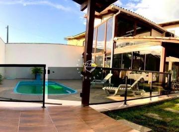 Casa · 200m² · 4 Quartos · 2 Vagas · Casa à venda em Garopaba, a 3 km da Praia do Rosa – 4 quartos e piscina.