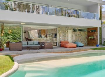 Casa · 469m² · 5 Quartos · 4 Vagas · Casa de Alto Padrão à Venda no Jardim Marajoara - 05 suítes, 04 vagas e piscina aquecida.