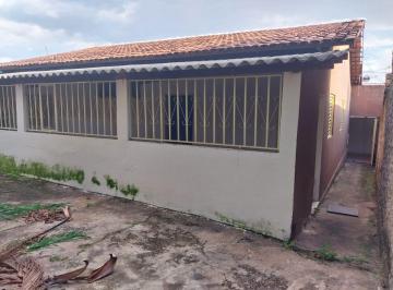 fundo · Casa com garagem e quintal