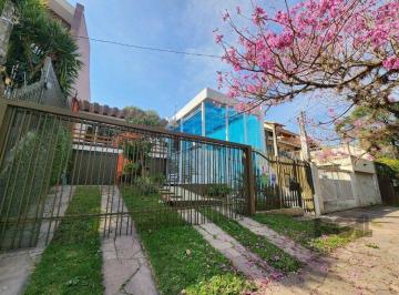 Casa · 300m² · 3 Quartos · 4 Vagas · Vende-se excelente cada 3 quartos com suíte, 4 vagas, anexo comn salão de festas, podendo ser usada 