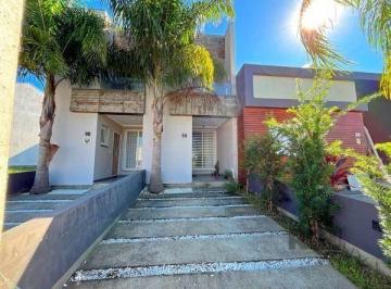 Casa · 95m² · 2 Quartos · 1 Vaga · Casa em Porto Alegre, no bairro Hípica, com 2 dormitório(s), à venda.