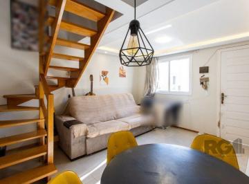 Casa · 55m² · 2 Quartos · 1 Vaga · Casa em condomínio, possui 2 dormitórios, sala para 2 ambientes e 1 vaga.