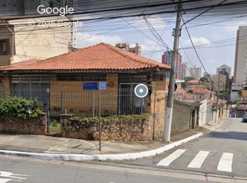 Frente da casa · Casa com ótimo terreno de esquina.