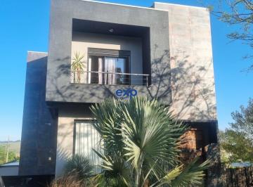 Casa · 344m² · 3 Quartos · 4 Vagas · Casa Porteira Fechada em Condomínio Fechado