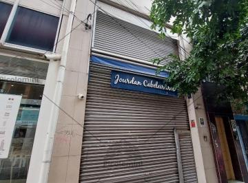 Foto 02 · Salão comercial para locação na Santa Cecília com mezanino, com equipamentos para um salão de cabele