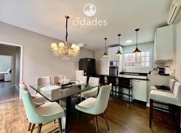 Casa · 204m² · 4 Quartos · 4 Vagas ·  Vendo imóvel em exlente localização arejada e boa conservação, 