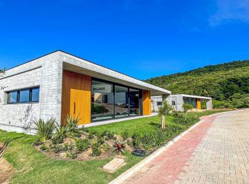 Casa · 570m² · 4 Quartos · 2 Vagas · Casa Alto Padrão em Garopaba, frente mar
