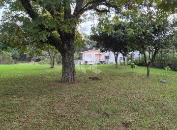 694383_i78Ow43F9_694383681cebbb28432.jpg · Uma casa com 1 dormitório, banheiro, um terreno de esquina.