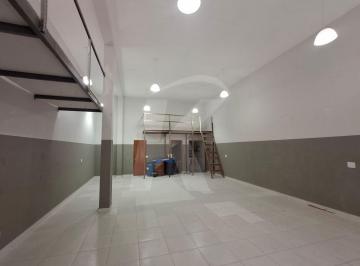 Comercial · 160m² · Salão comercial mediando 160 m² com 2 banheiros.