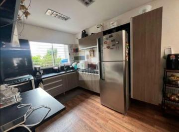 Casa · 200m² · 3 Quartos · 3 Vagas · Sobrado Amplo e Sofisticado com 3 Suítes ? Conforto e Localização Privilegiada!