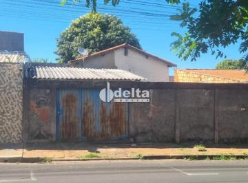 Terreno · 270m² · 1 Quarto · 2 Vagas · Casa residencial disponível para venda no bairro Laranjeiras em Uberlândia-MG