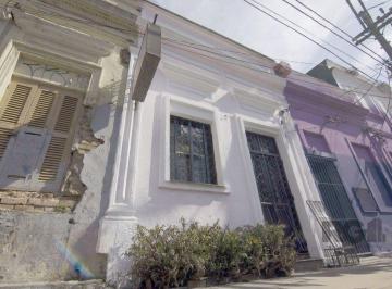 Casa · 116m² · 2 Quartos · Excelente casa de 116m² com 2 dormitórios no bairro Cidade Baixa.