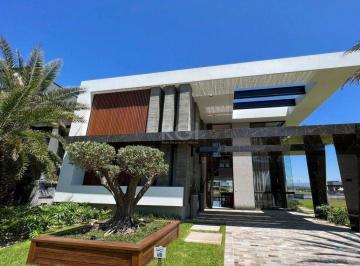 Casa · 426m² · 5 Quartos · 2 Vagas · Excepcional sobrado 5 dormitórios com 5 suítes, totalmente mobiliado e ricamente decorado a beira la