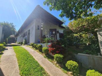 Casa · 136m² · 2 Quartos · 4 Vagas · Casa em lindo terreno alto ao nível da rua medindo 10 × 32 onde consta uma residência térrea com 136