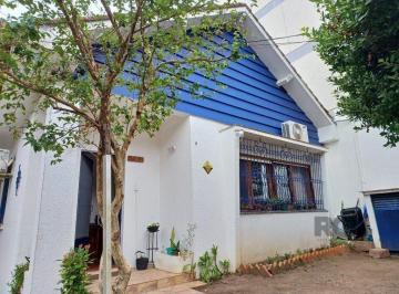 Casa · 232m² · 3 Quartos · 4 Vagas · Casa averbada, ampla e ensolarada!