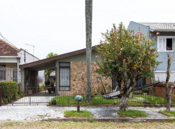 Casa · 200m² · 3 Quartos · 6 Vagas · Casa térrea, 3 quartos, 2 banheiros, com pátio no Bairro Cavalhada