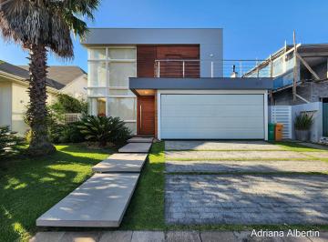 Casa · 301m² · 3 Quartos · 2 Vagas · Ótima casa em condominio fechado