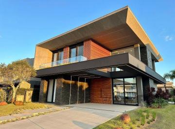 Casa · 320m² · 5 Quartos · 2 Vagas · Mansão no Condomínio Malibu