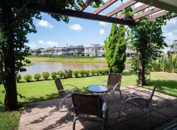Casa · 300m² · 4 Quartos · 2 Vagas · Oportunidade Única! Casa em Condomínio à Beira do Lago com 4 Suítes, sendo uma Térrea e uma Suíte Ma