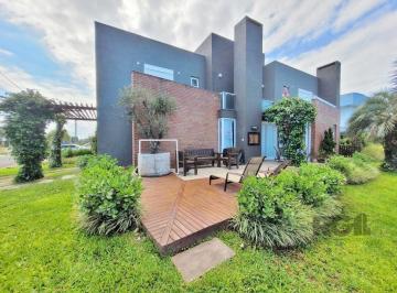 Casa · 220m² · 4 Quartos · 2 Vagas · Excelente Sobrado de esquina,  com vista para o lago,  próximo ao clube social, no Condomínio Acqual