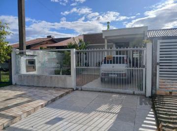 Casa · 69m² · 2 Quartos · 3 Vagas · Casa de 2 dormitórios, com banheiro social, e um living em 2 ambientes, com banheiro Social, e cozin
