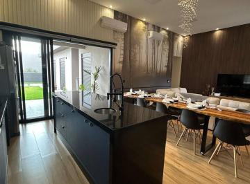 Casa · 208m² · 3 Quartos · 4 Vagas · Casa com 3 dormitórios no codomínio Bella Vittà Jundiaí - R$2.150.000
