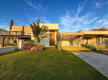 Casa · 188m² · 4 Quartos · 2 Vagas · Linda casa no Condomínio Riviera em Xangri Lá