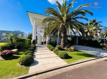 Casa · 430m² · 4 Quartos · 2 Vagas · Casa em Condomínio fechado em Xangri Lá