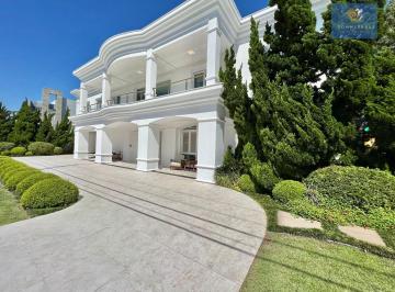 Casa · 1132m² · 4 Quartos · 2 Vagas · Mansão neoclássica em Condomínio fechado em Xangri Lá