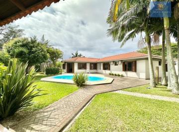 Casa · 171m² · 4 Quartos · 2 Vagas · Casa no centro e próxima ao mar