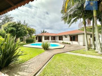 Casa · 171m² · 4 Quartos · 2 Vagas · Casa no centro e próxima ao mar