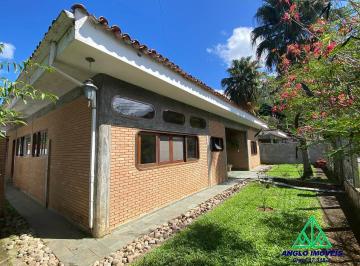 Casa de 4 quartos, Ubatuba · Ampla residência a poucos metros da praia!